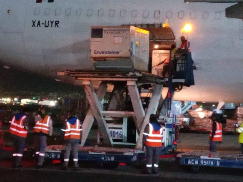 Llega embarque con casi dos millones de vacunas AstraZeneca