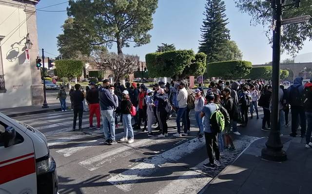 Normalistas bloquean la Madero; piden atención del gobierno