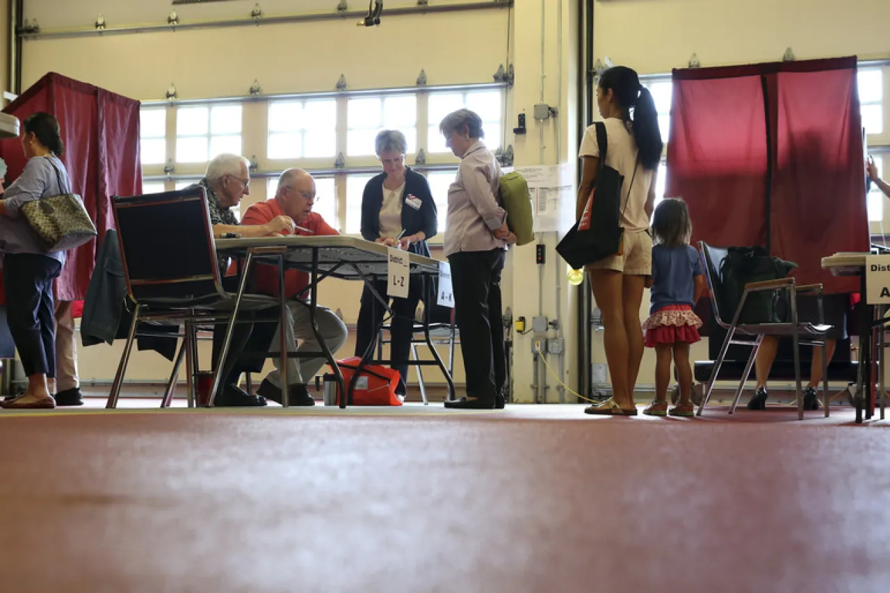 Demócratas se enfocan más en la economía y menos en la inmigración