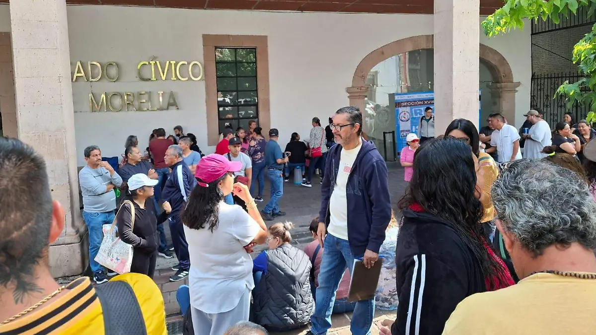 CNTE toma Centro Administrativo de Morelia
