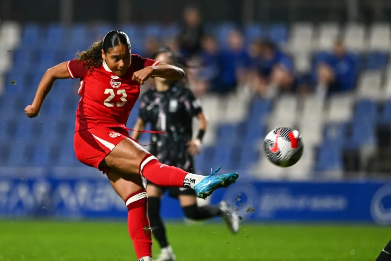 Firma Olivia Smith con el Arsenal y rompe récords en el futbol femenil