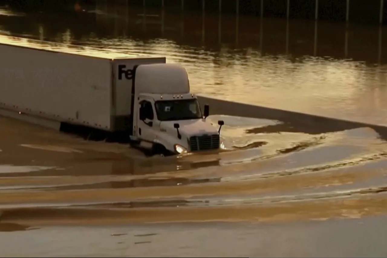 Fallecen padres e hijo al caer árbol sobre su auto durante tormentas en Tennessee