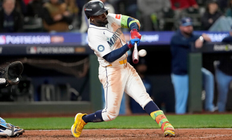 Firma Arozarena una extensión de contrato por un año